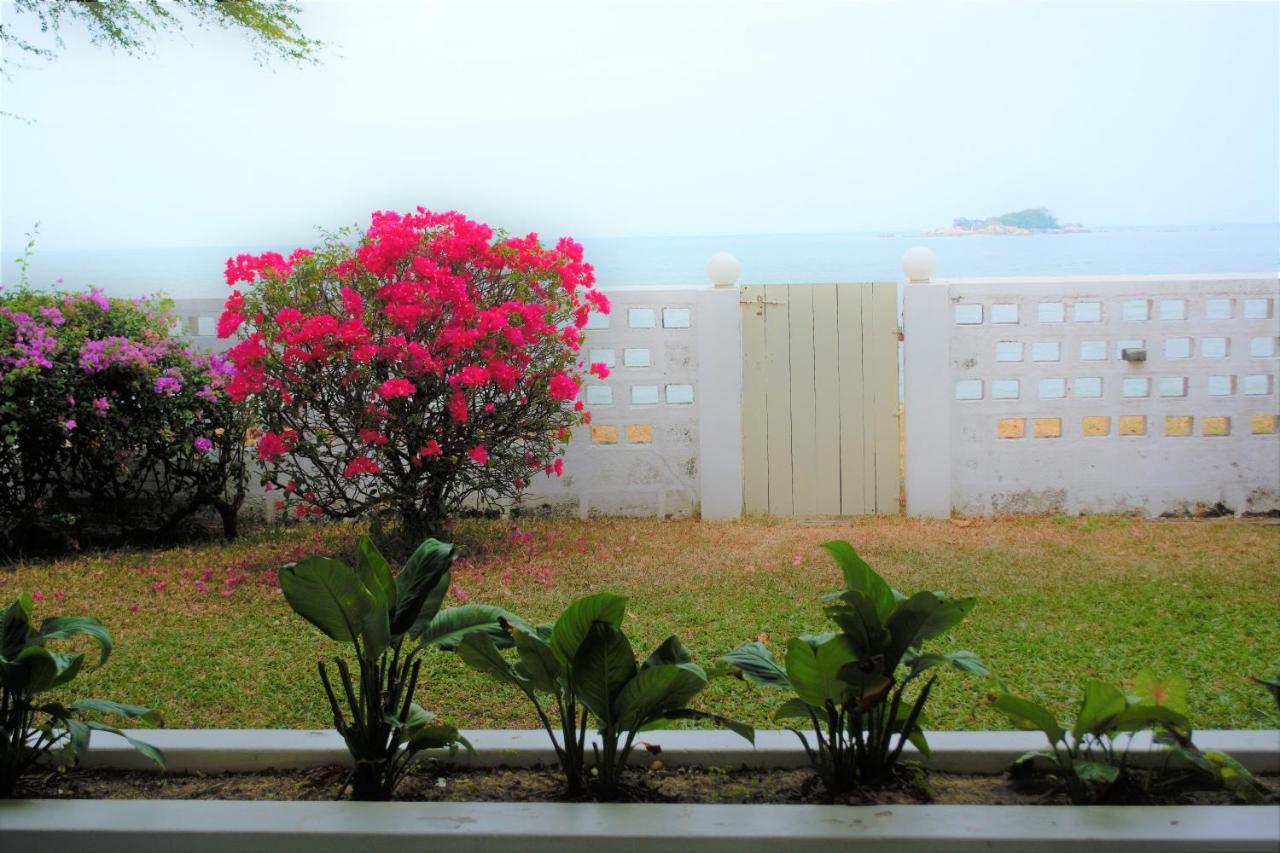 G&T'S Beach Front Villa Tanjung Bungah  Bagian luar foto
