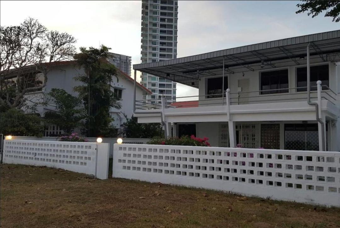 G&T'S Beach Front Villa Tanjung Bungah  Bagian luar foto