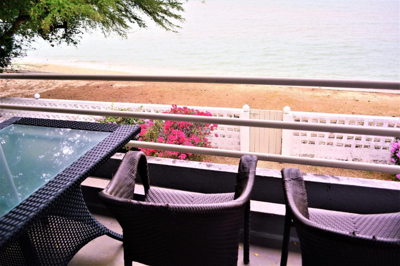 G&T'S Beach Front Villa Tanjung Bungah  Bagian luar foto